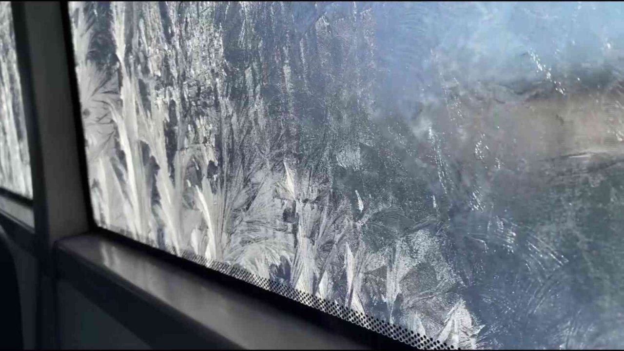 Hava sıcaklığının eksi 11’e düştüğü Erzurum’da her yer buz tuttu