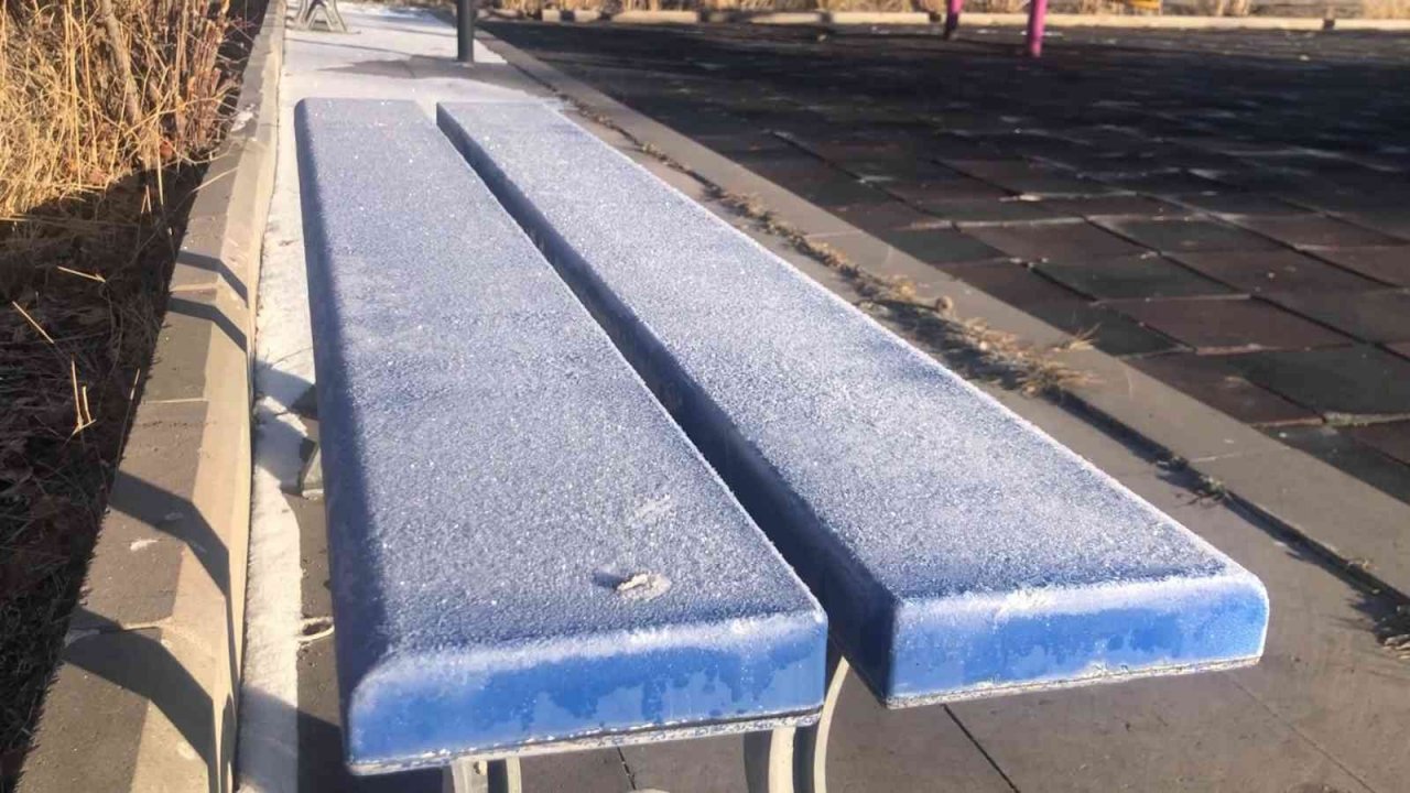 Hava sıcaklığının eksi 11’e düştüğü Erzurum’da her yer buz tuttu