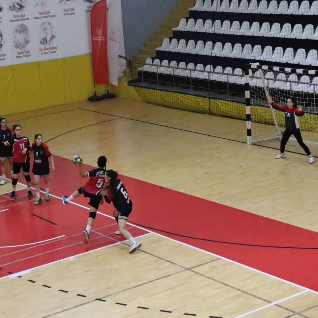 Yıldız Kızlar hentbol yarı final hentbol müsabakaları Elazığ’da başladı