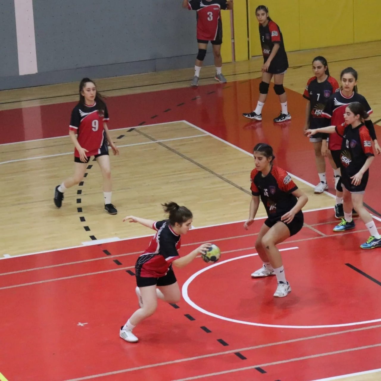 Yıldız Kızlar hentbol yarı final hentbol müsabakaları Elazığ’da başladı