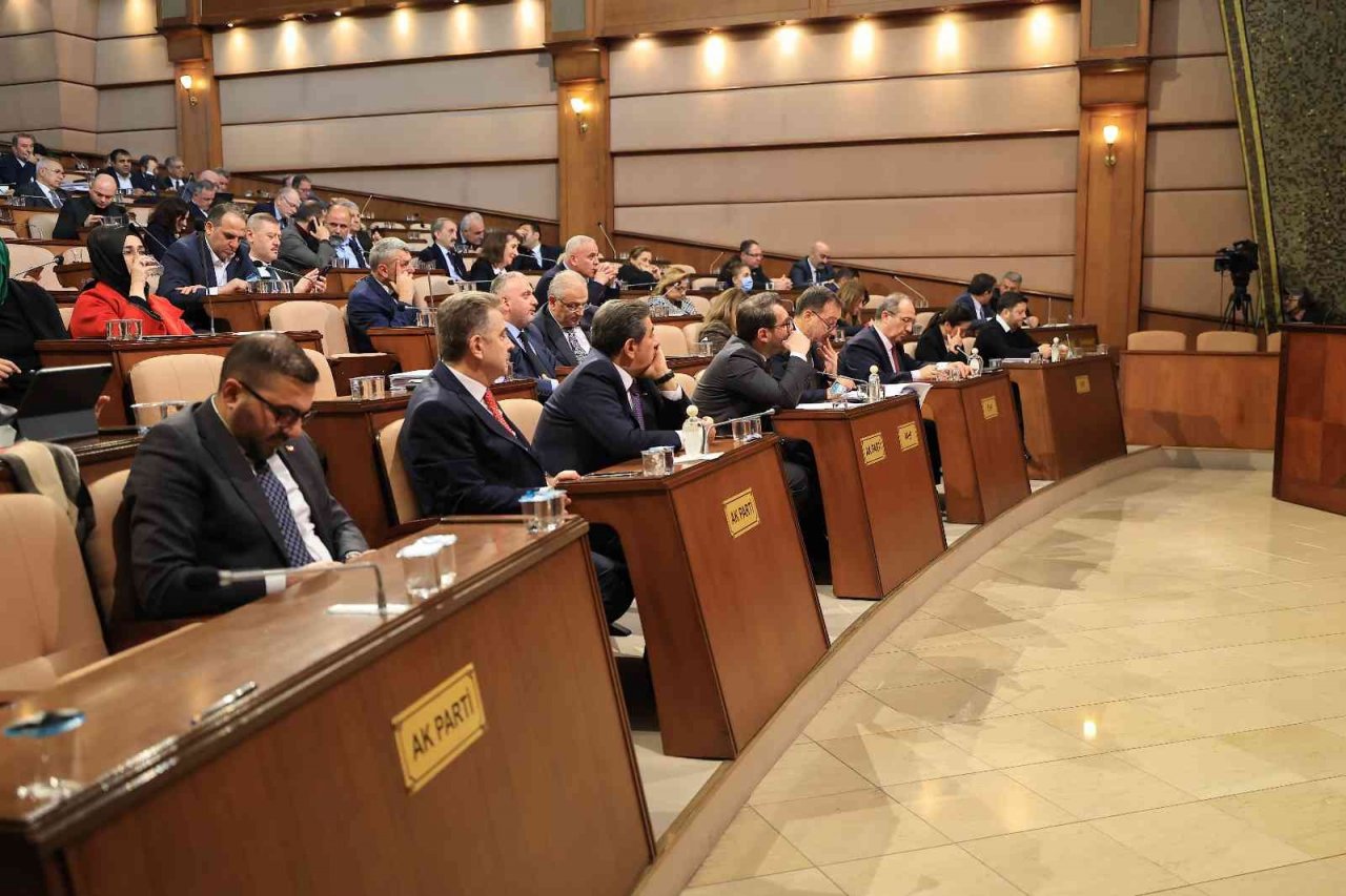 İBB Meclisi’nde İBB’ye “kırmızı kart”