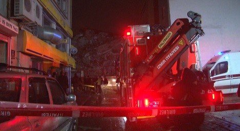 İzmir’de yıkım aşamasındaki eski İl Emniyet Müdürlüğü binası çöktü