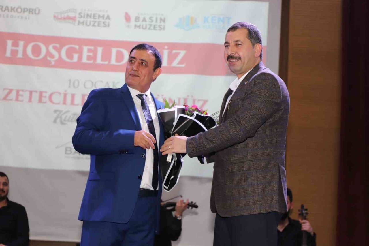 Sanatçı Mahmut Tuncer gazetecileri coşturdu