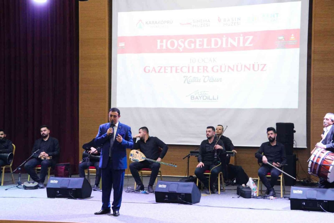 Sanatçı Mahmut Tuncer gazetecileri coşturdu