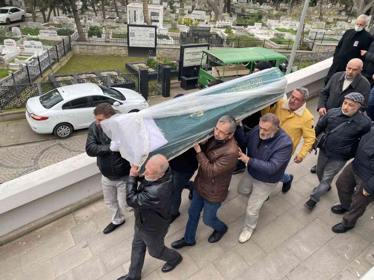 Kartal’da evde cesedi bulunan Dilara Gültay Üsküdar’da son yolculuğuna uğurlandı