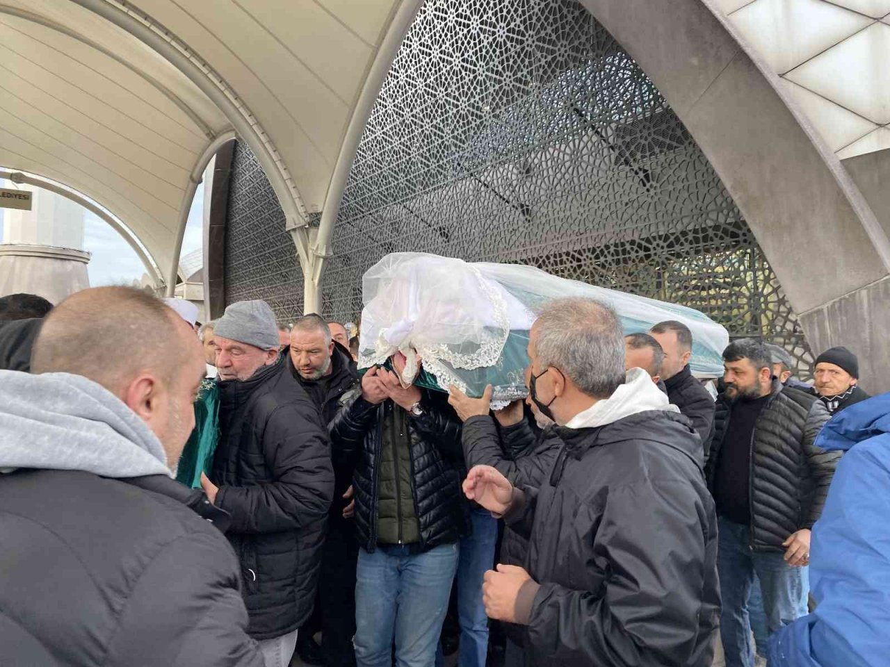 Kartal’da evde cesedi bulunan Dilara Gültay Üsküdar’da son yolculuğuna uğurlandı