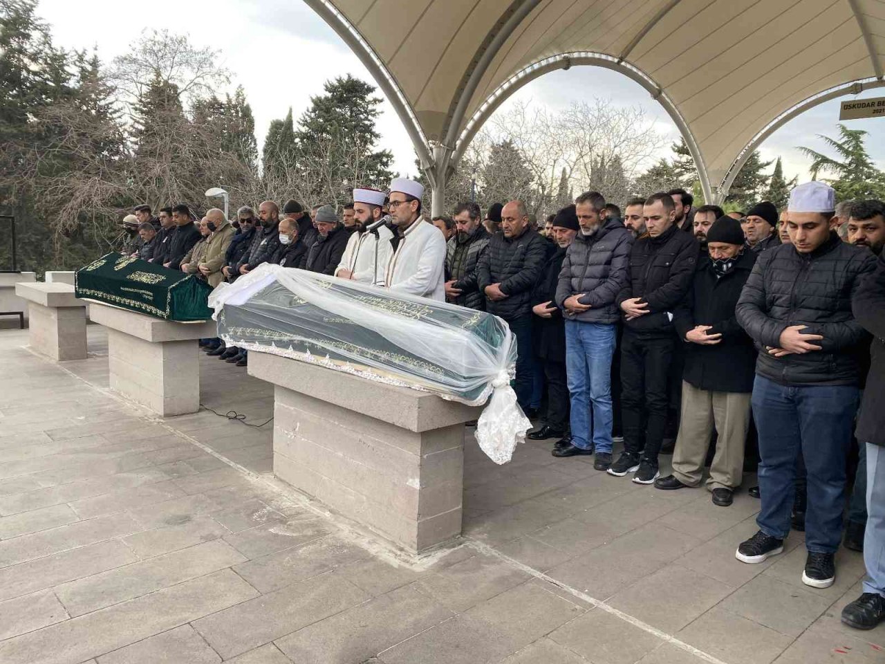 Kartal’da evde cesedi bulunan Dilara Gültay Üsküdar’da son yolculuğuna uğurlandı