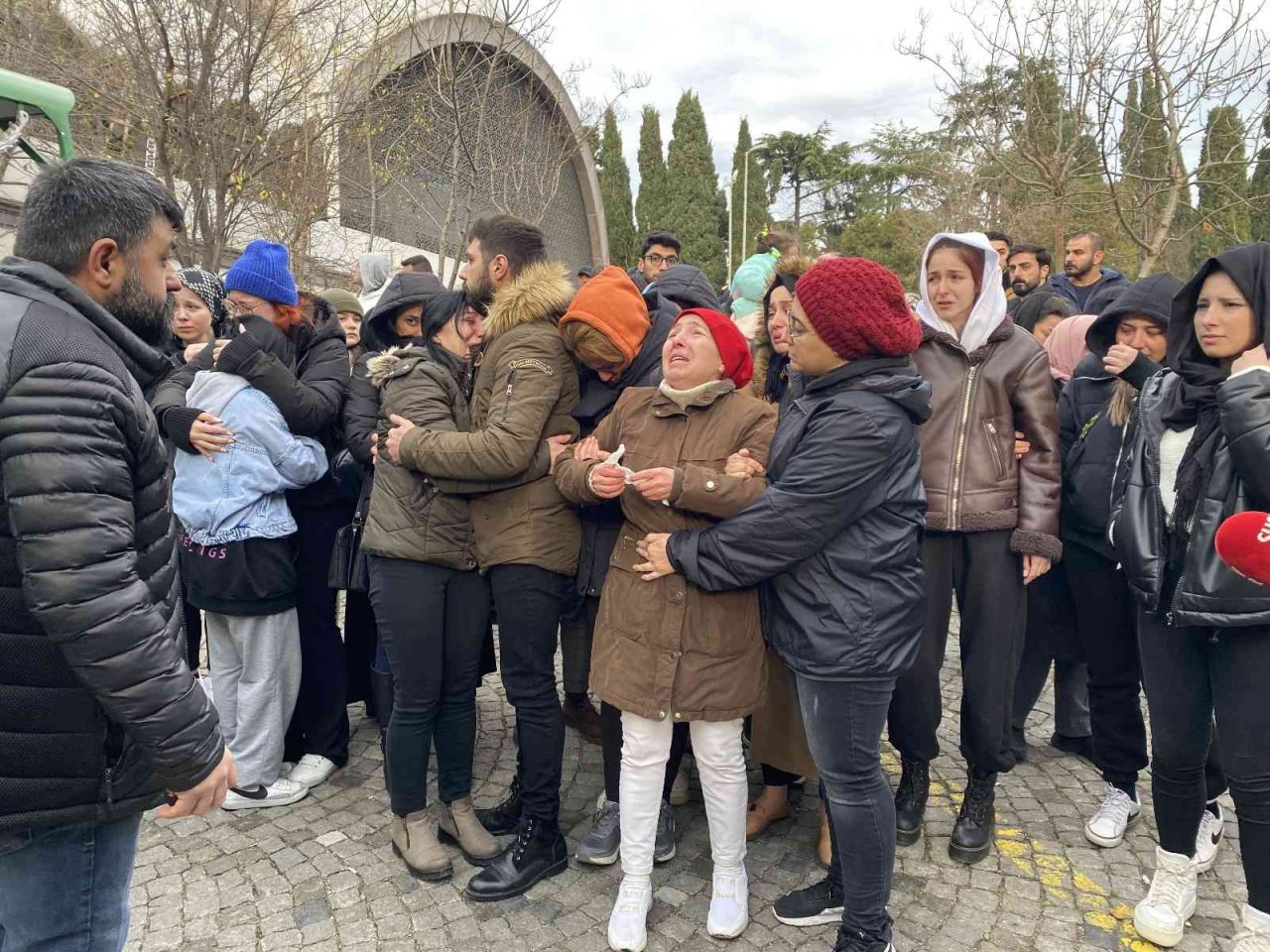 Kartal’da evde cesedi bulunan Dilara Gültay Üsküdar’da son yolculuğuna uğurlandı
