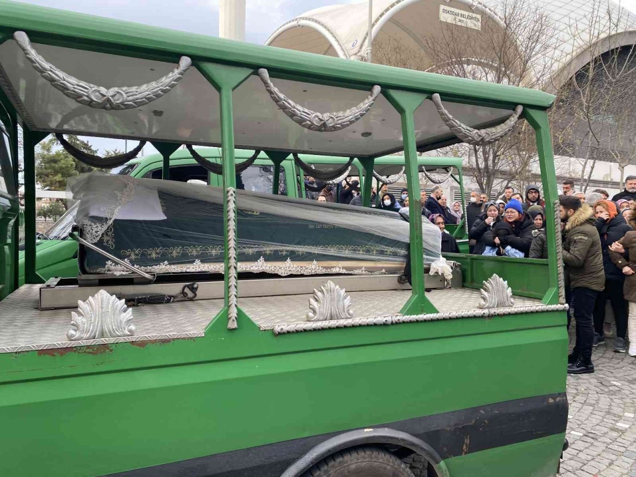 Kartal’da evde cesedi bulunan Dilara Gültay Üsküdar’da son yolculuğuna uğurlandı