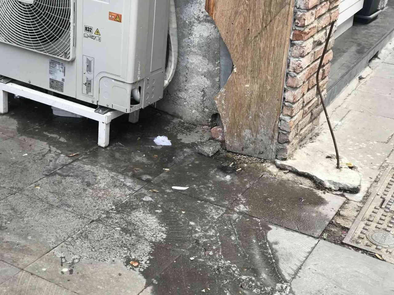 Klimalardan kaldırıma akıtılan suların donması yayalar için tehlike oluşturdu