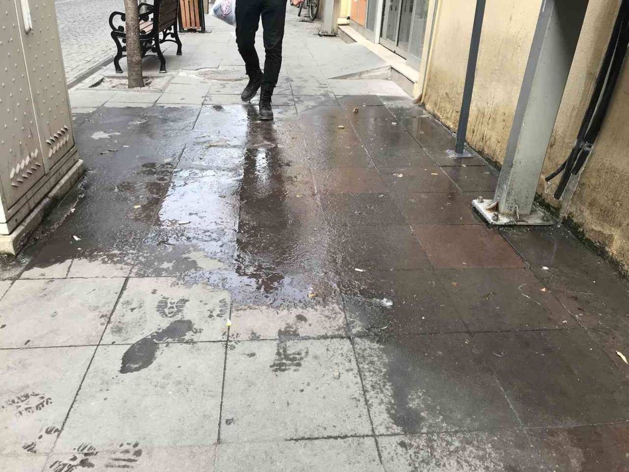 Klimalardan kaldırıma akıtılan suların donması yayalar için tehlike oluşturdu