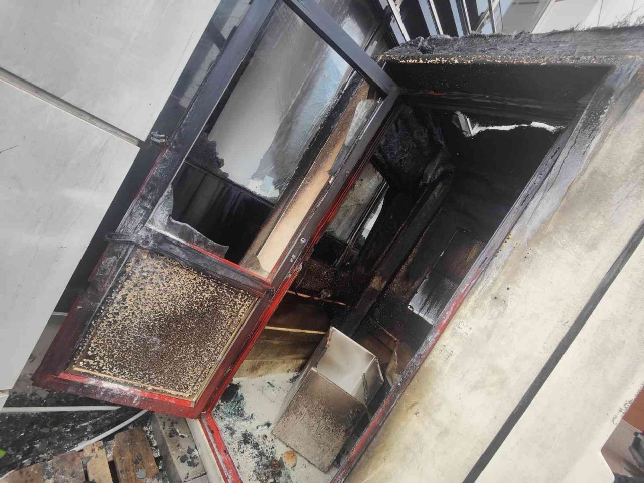 Kuşadası Devlet Hastanesi’nin güvenlik kulübesinde çıkan yangın korkuttu