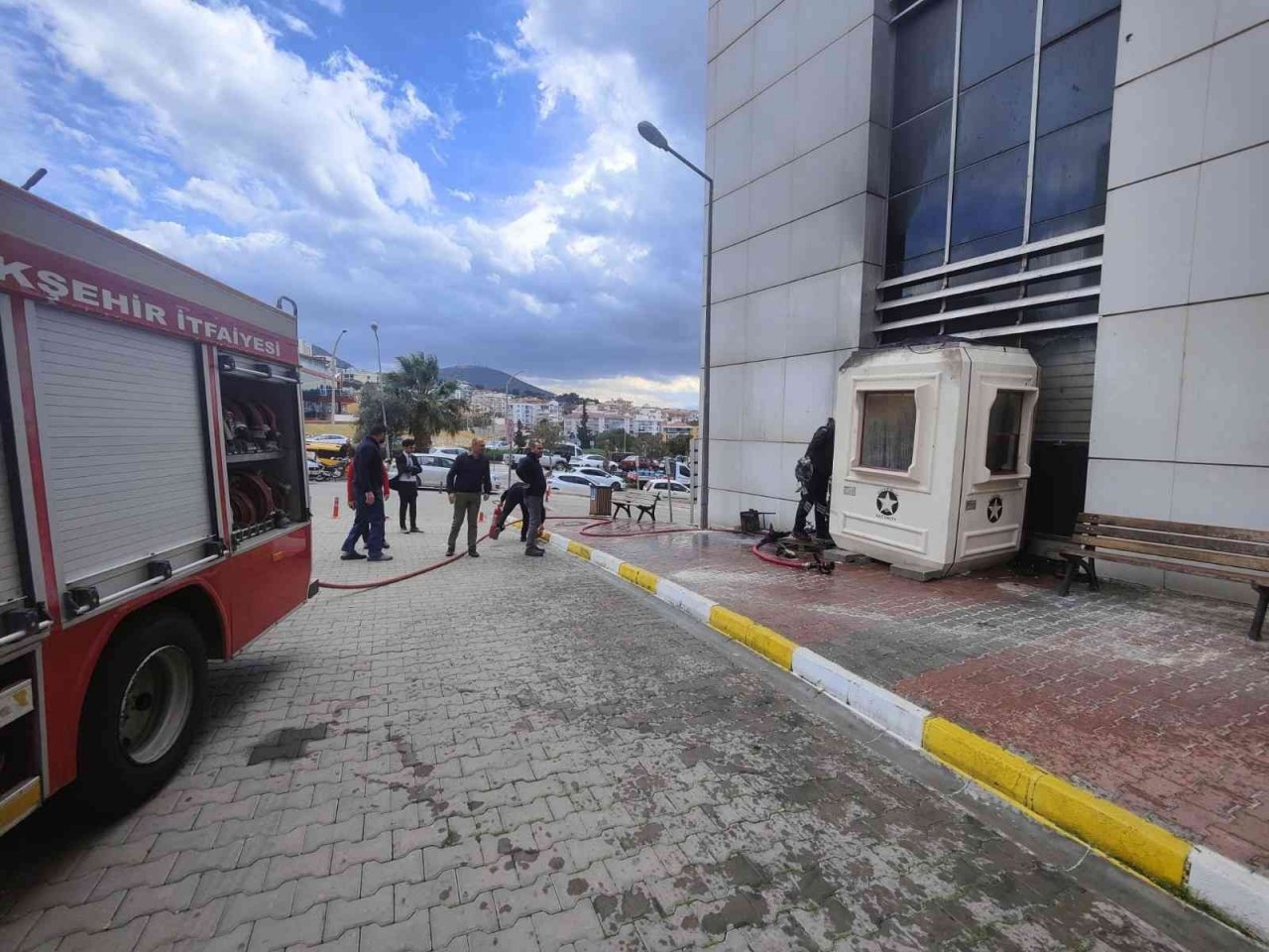 Kuşadası Devlet Hastanesi’nin güvenlik kulübesinde çıkan yangın korkuttu