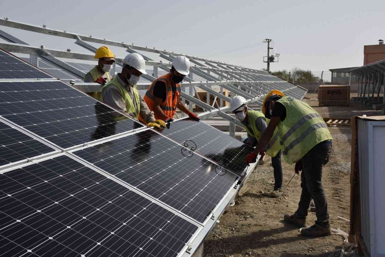 Alaşehir’in 25 milyonluk güneş enerjisi santralinde ilk kazma vuruldu