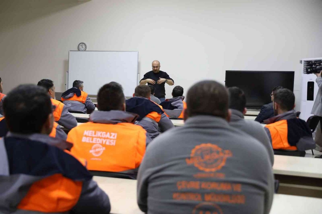 Melikgazi’de belediye-üniversite işbirliği ile personele eğitim veriliyor