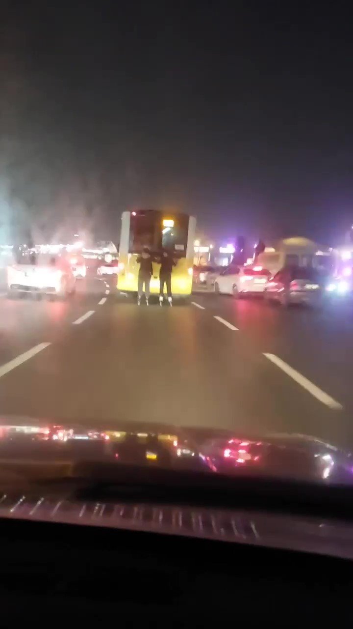 Pendik’te İETT otobüsüne asılan patenli gençlerin tehlikeli yolculuğu