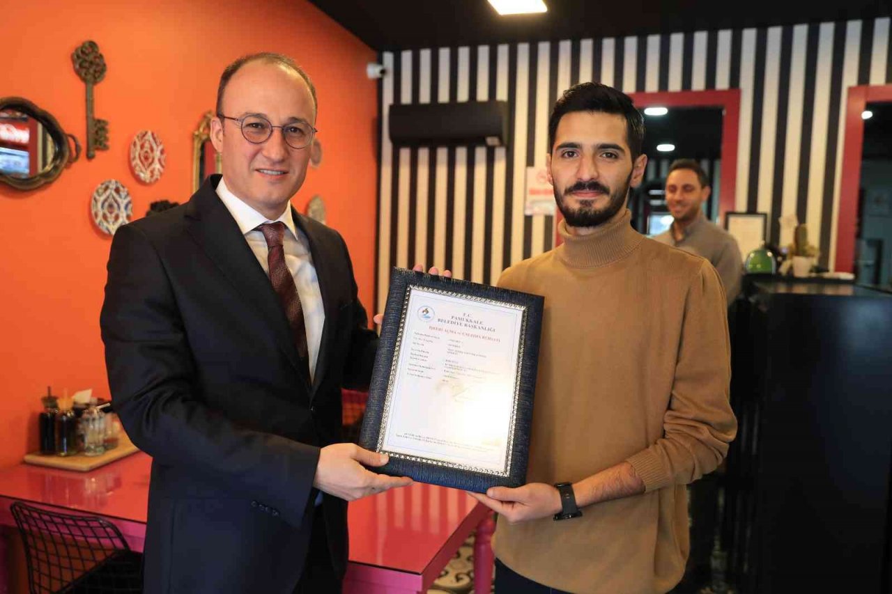 Pamukkale’de 2023 yılının ilk ruhsatını Başkan Örki teslim etti