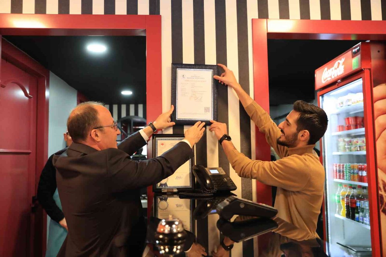 Pamukkale’de 2023 yılının ilk ruhsatını Başkan Örki teslim etti