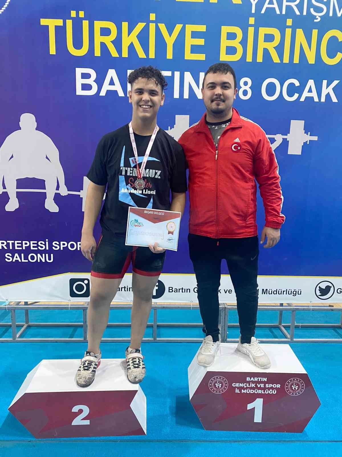 Pamukkale Belediyespor adını zirvede tutuyor