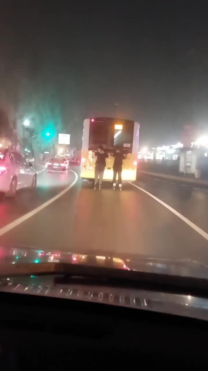 Pendik’te İETT otobüsüne asılan patenli gençlerin tehlikeli yolculuğu