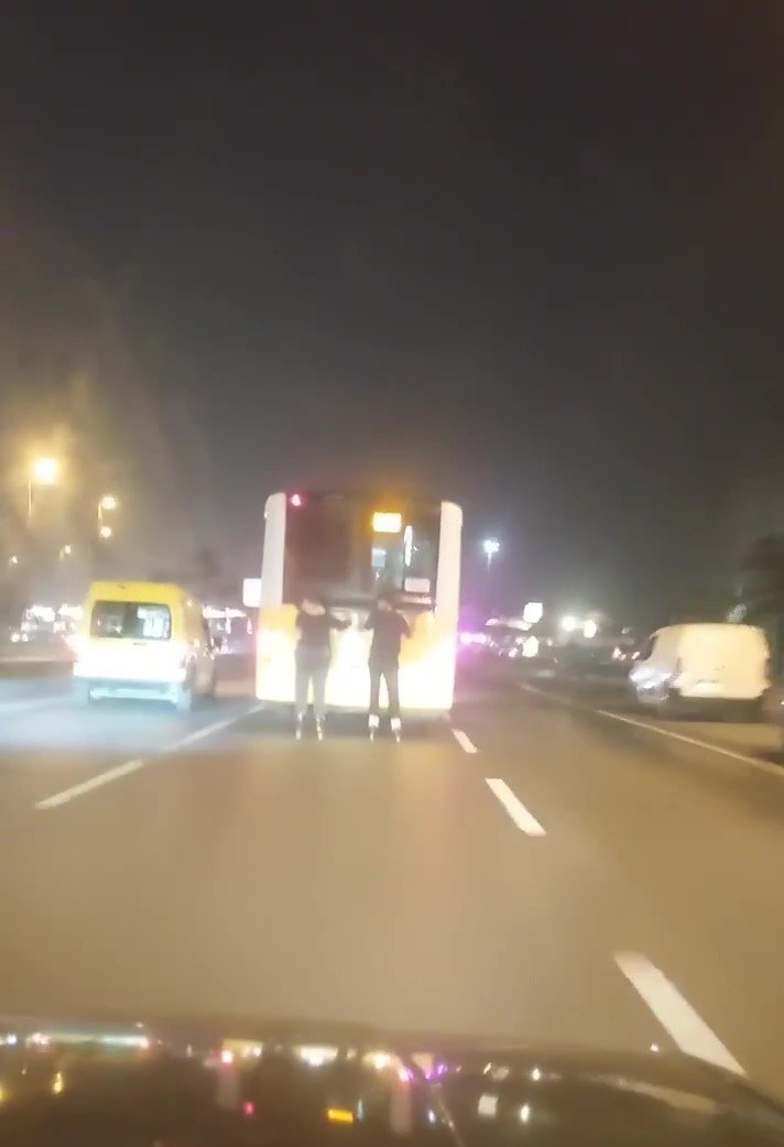 Pendik’te İETT otobüsüne asılan patenli gençlerin tehlikeli yolculuğu