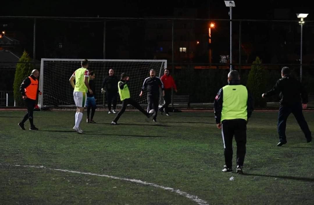 Protokol ve gazeteciler dostluk maçında bir araya geldi