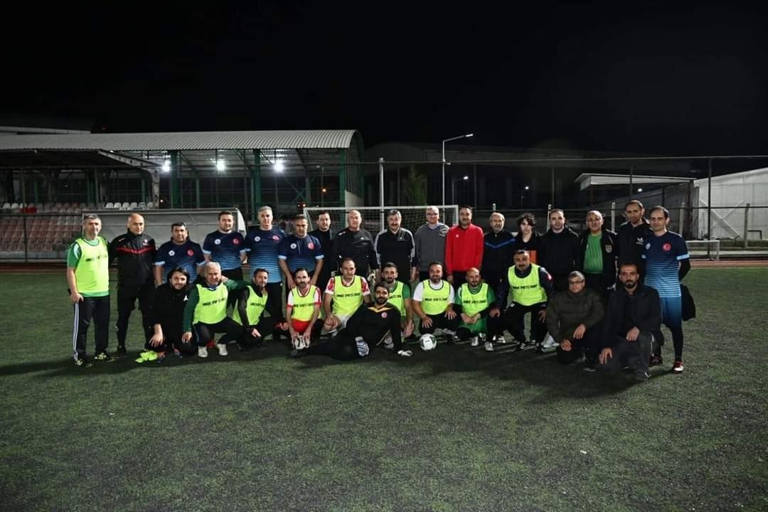 Protokol ve gazeteciler dostluk maçında bir araya geldi