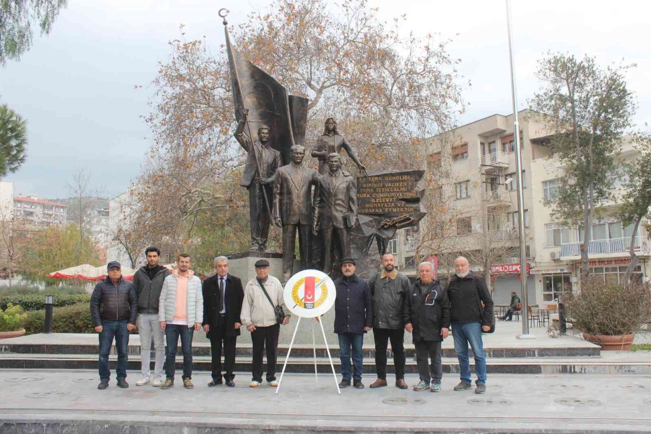 Söke’de gazeteciler çelenk sundu