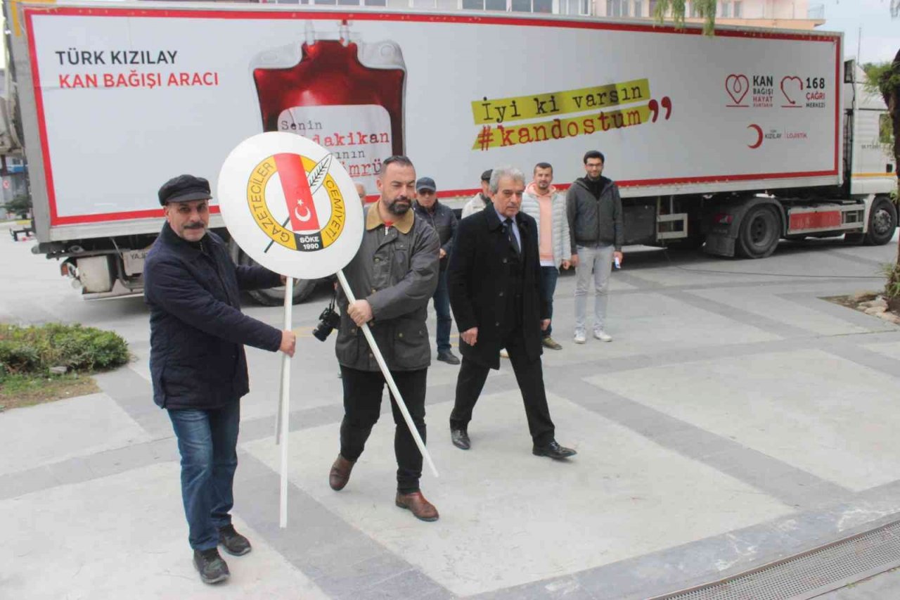 Söke’de gazeteciler çelenk sundu