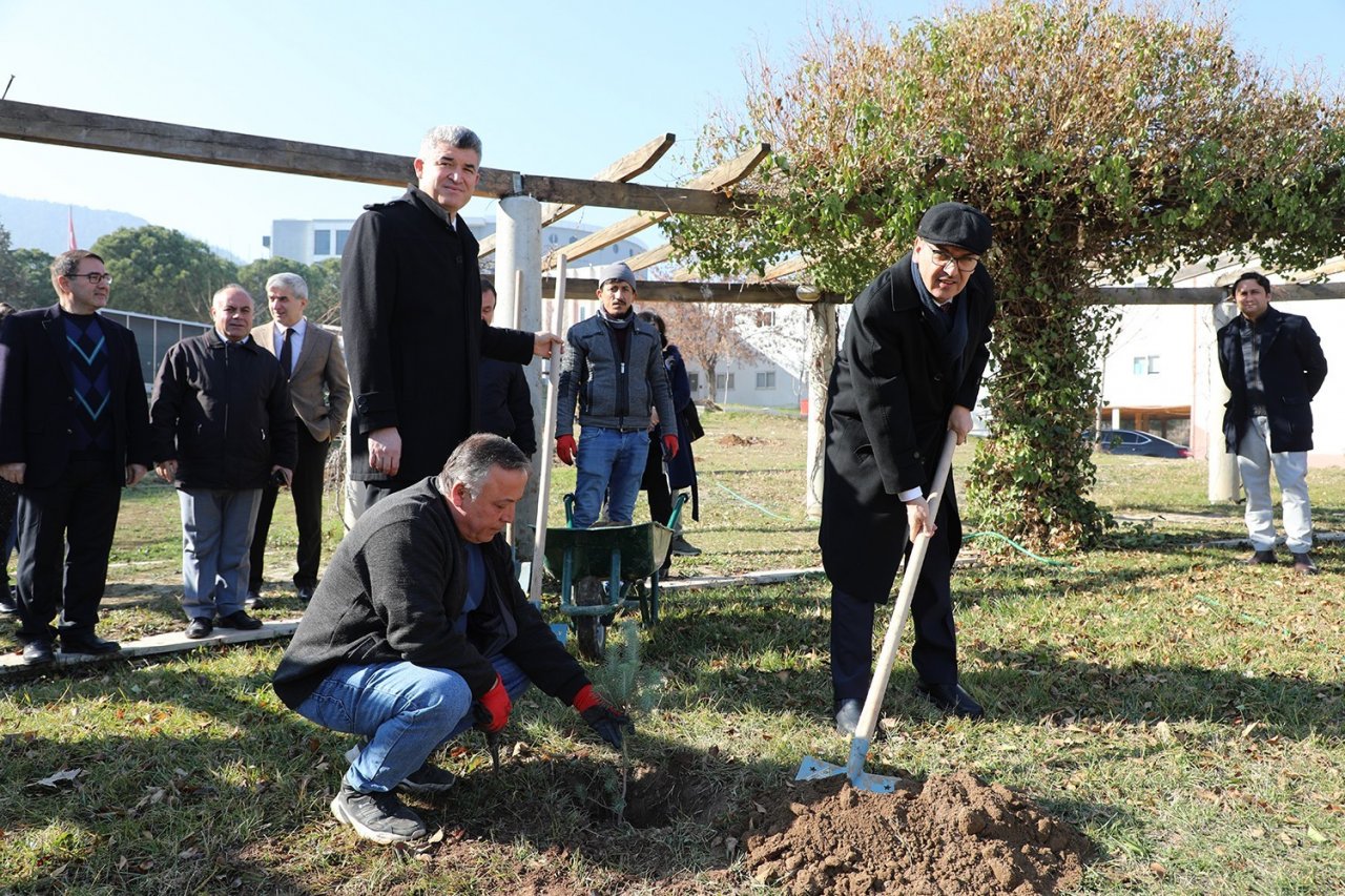 PAÜ’ye cumhuriyetin 100. yılında 100 fidan dikildi