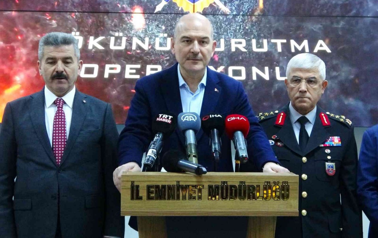 Uşak’ta 120 kişinin gözaltına alındığı ’Kökünü Kurutma Operasyonu’nu Bakan Soylu yönetti