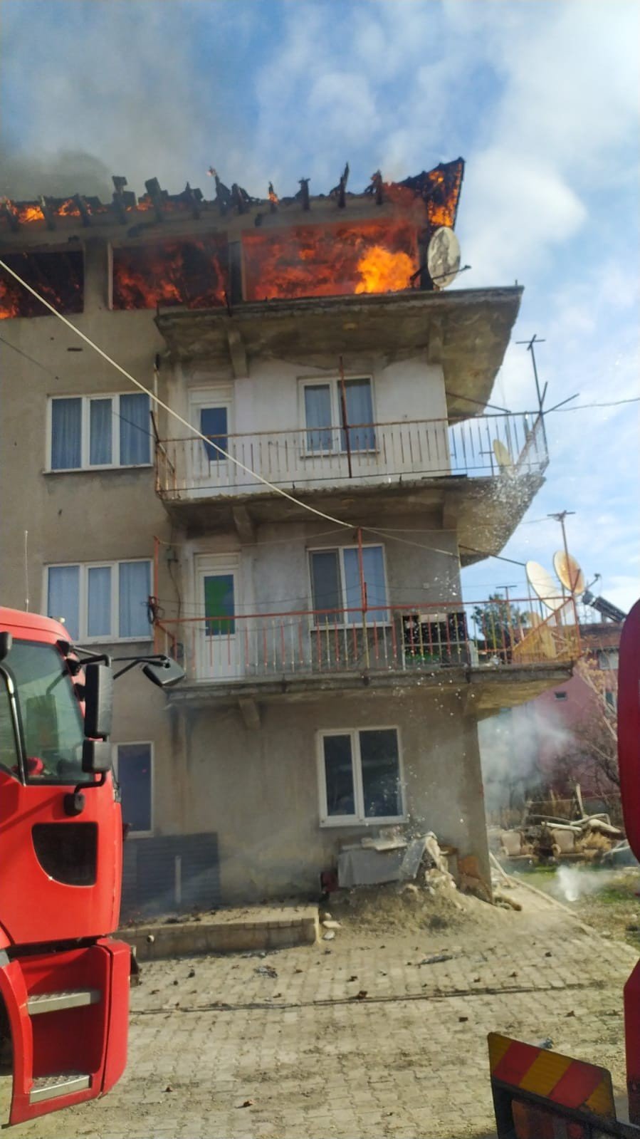 4 katlı binada çıkan yangında karı koca dumandan etkilendi