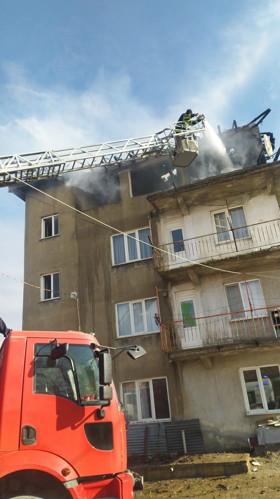 4 katlı binada çıkan yangında karı koca dumandan etkilendi
