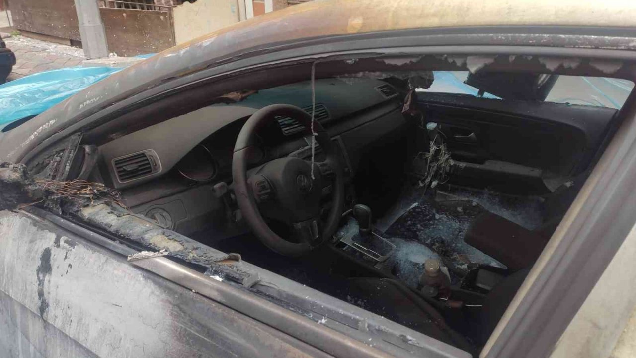 Sultangazi’de cezaevinden çıkan adam, komşusunun aracını yaktı