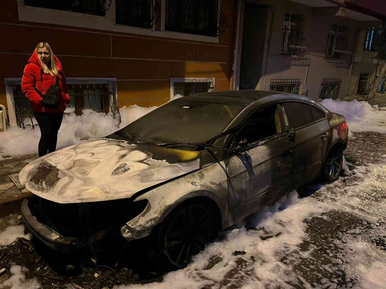 Sultangazi’de cezaevinden çıkan adam, komşusunun aracını yaktı
