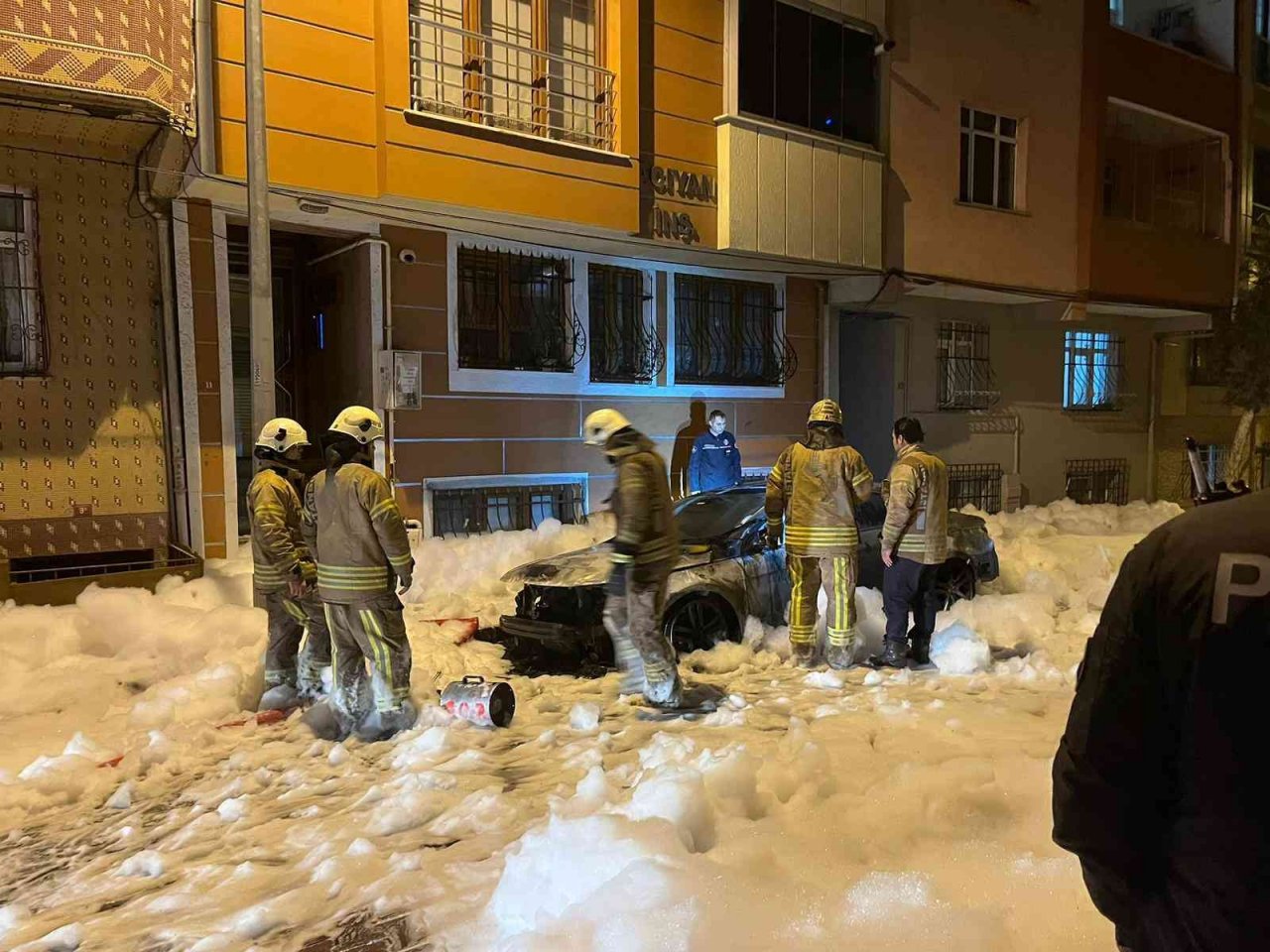 Sultangazi’de cezaevinden çıkan adam, komşusunun aracını yaktı