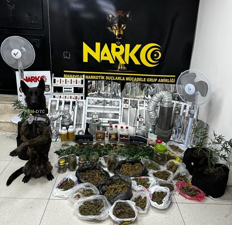 Evinin iki odasını uyuşturucu imalathanesine çevirdi