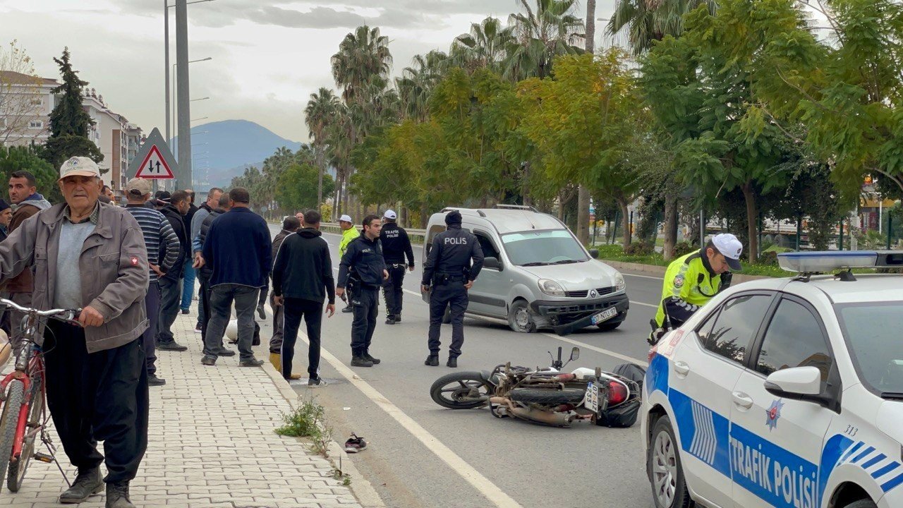 Gazipaşa’da otomobilin motosiklete çarptığı kazada 2 kişi yaralandı