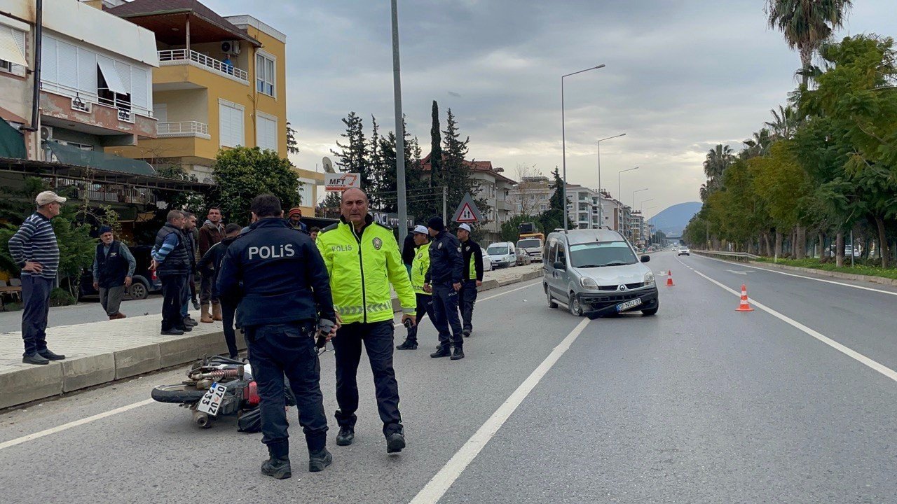 Gazipaşa’da otomobilin motosiklete çarptığı kazada 2 kişi yaralandı