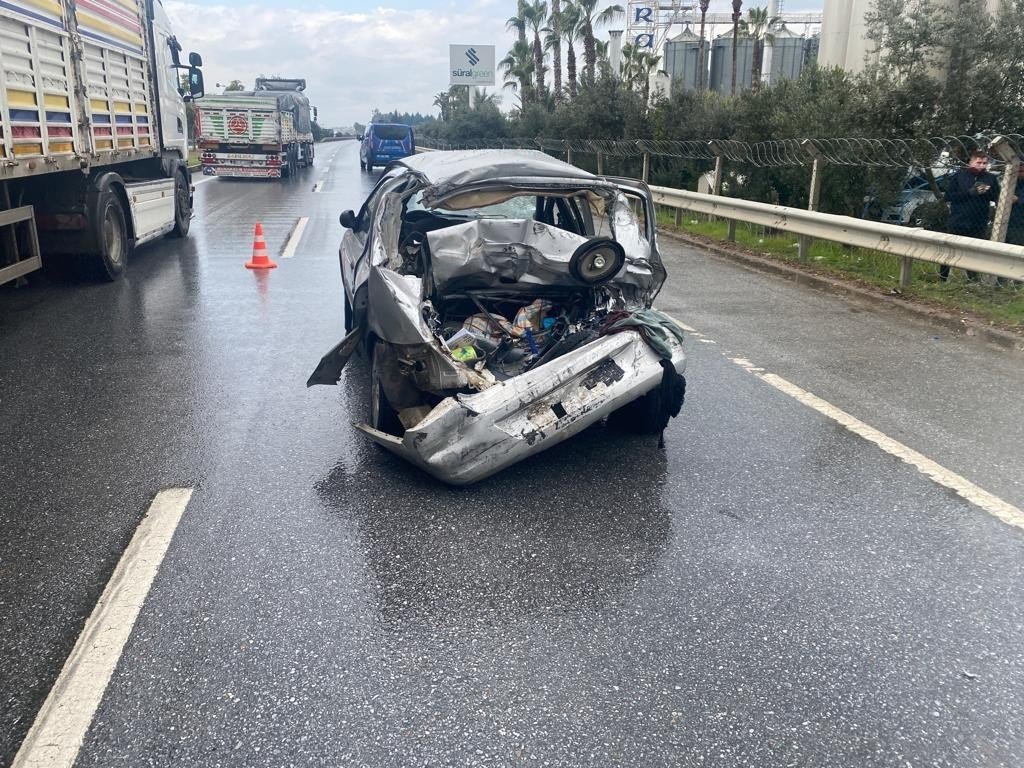 Işıklı kavşakta kamyon ile otomobil çarpıştı: 1’i ağır 3 yaralı