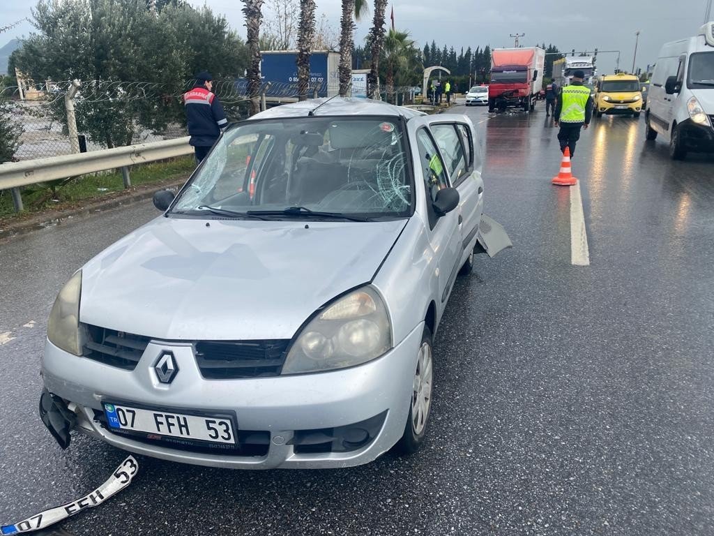 Işıklı kavşakta kamyon ile otomobil çarpıştı: 1’i ağır 3 yaralı