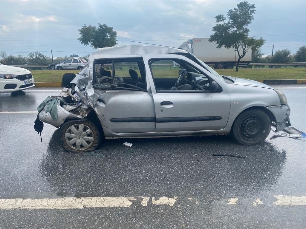 Işıklı kavşakta kamyon ile otomobil çarpıştı: 1’i ağır 3 yaralı