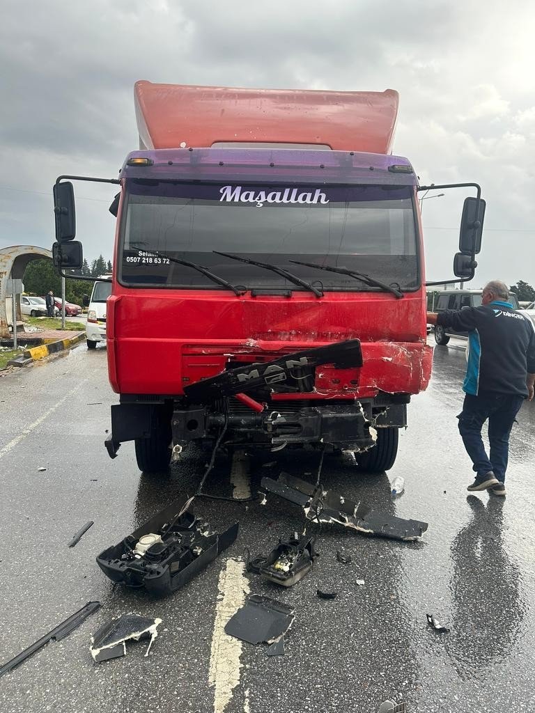 Işıklı kavşakta kamyon ile otomobil çarpıştı: 1’i ağır 3 yaralı