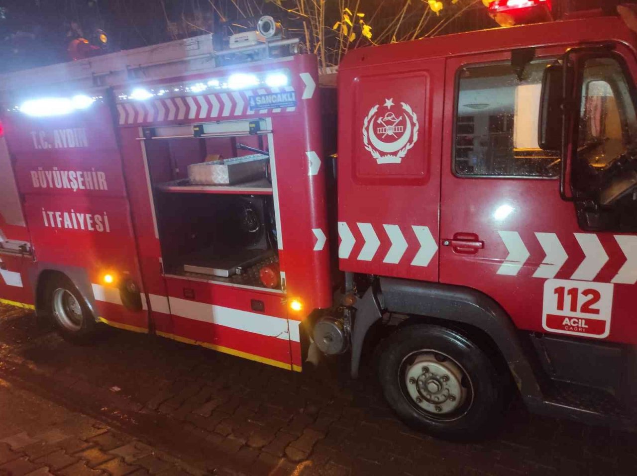 Apartmanın bodrum katında çıkan yangın korkuttu