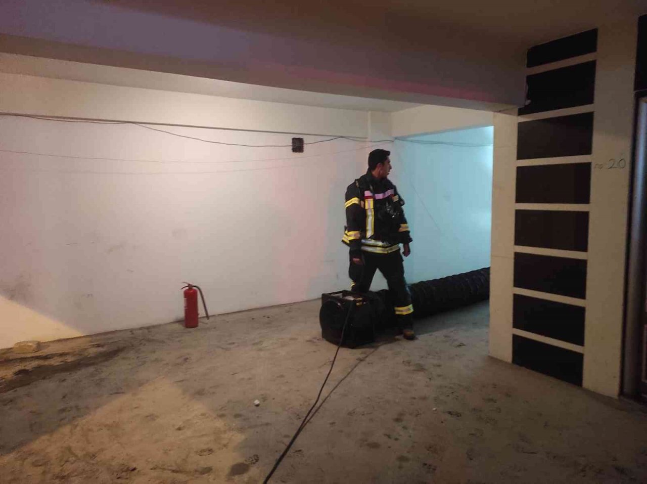 Apartmanın bodrum katında çıkan yangın korkuttu