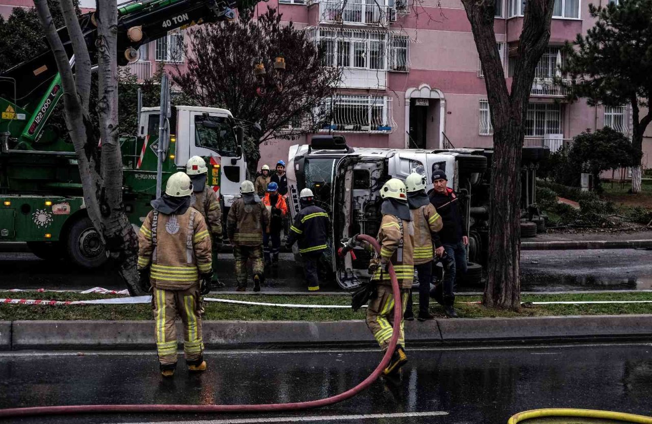 Bakırköy’de devrilen LPG yüklü tanker 6 saat sonrası yoldan kaldırıldı