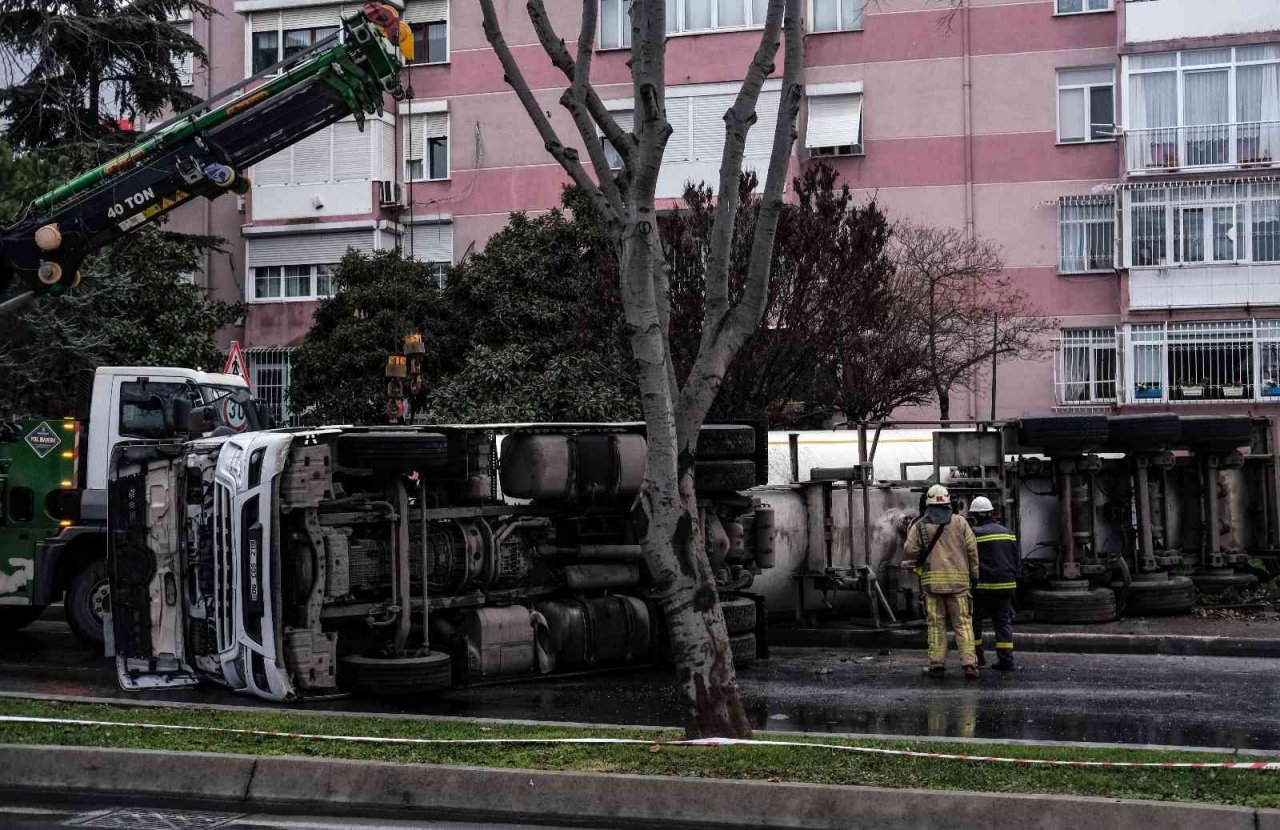 Bakırköy’de devrilen LPG yüklü tanker 6 saat sonrası yoldan kaldırıldı