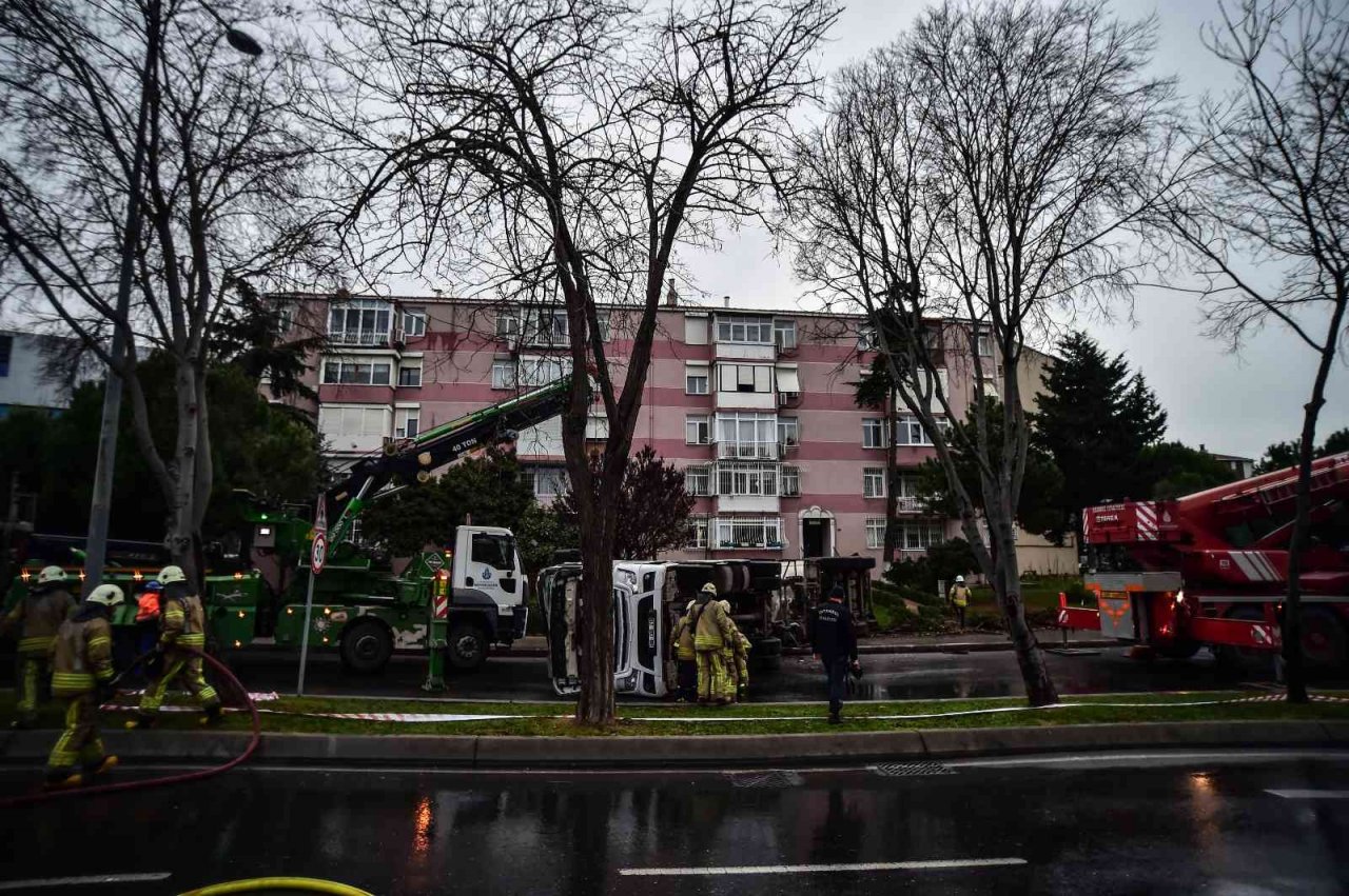 Bakırköy’de devrilen LPG yüklü tanker 6 saat sonrası yoldan kaldırıldı