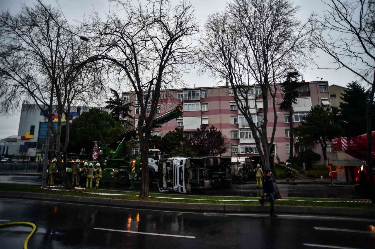 Bakırköy’de devrilen LPG yüklü tanker 6 saat sonrası yoldan kaldırıldı