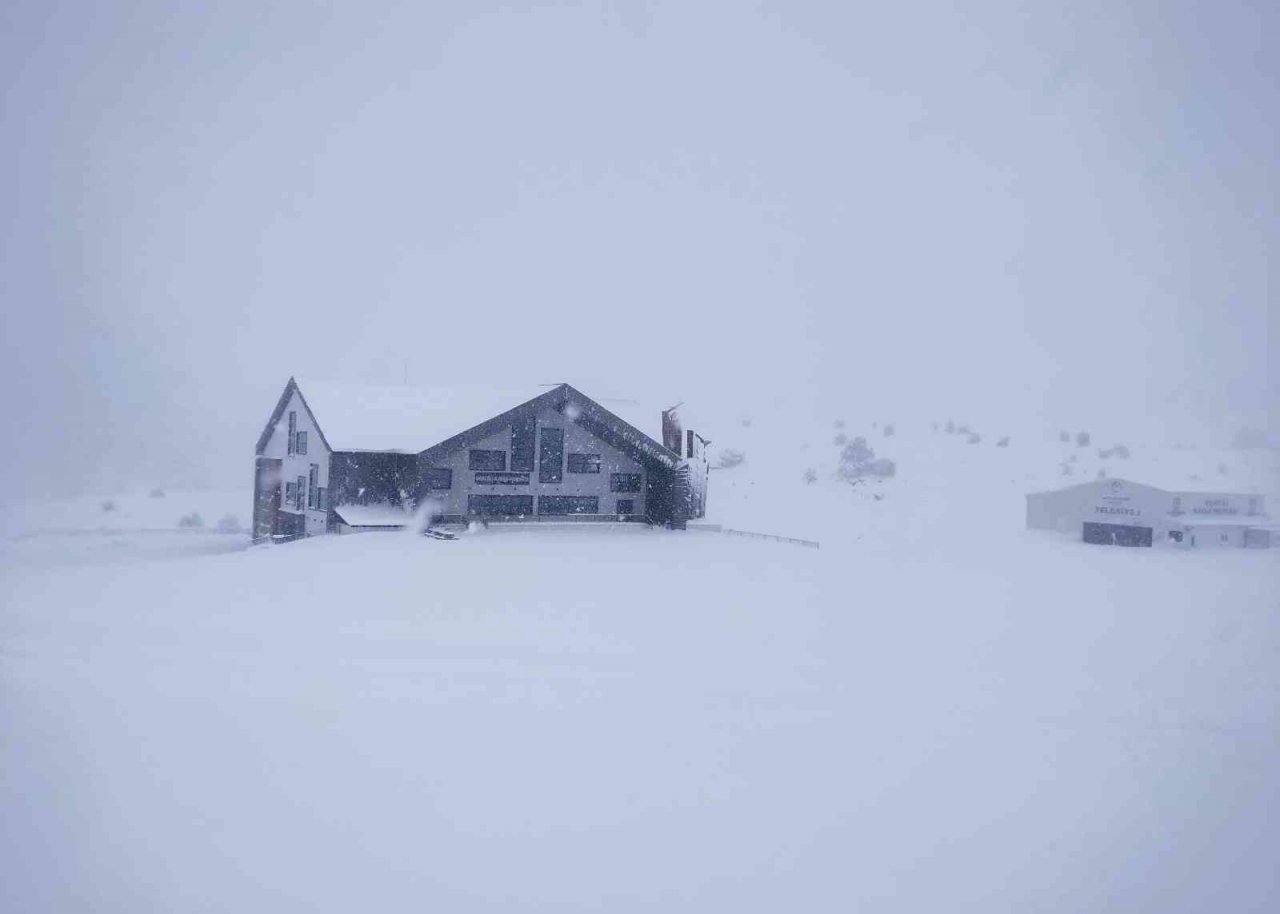Denizli’nin yüksek kesimlerinde kar kalınlığı 40 santime ulaştı